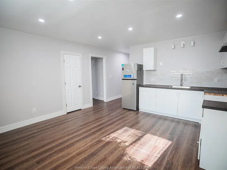 569 Cabana Rd E #LOWER — Photo 2