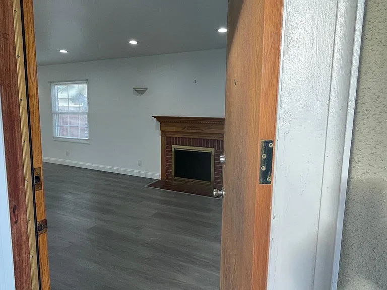 6511 W 87th Pl — Photo 2