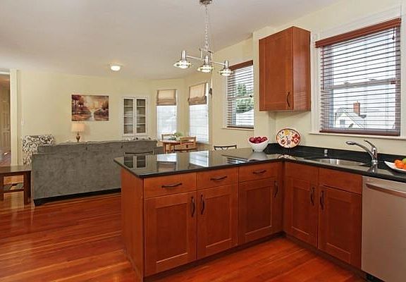 3rd image of 10 Oliver Rd #3