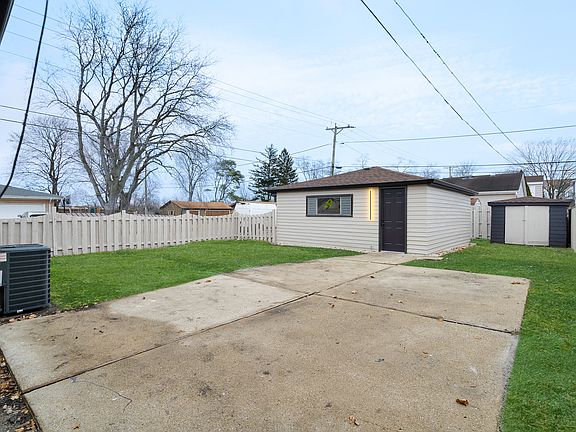 3rd image of 5 E White Oak St
