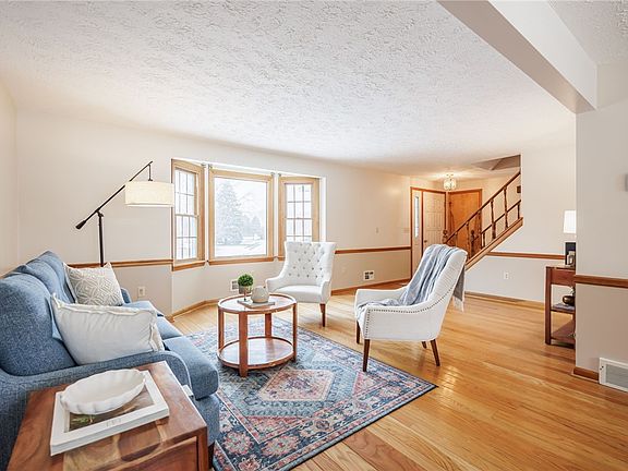 5th image of 81 Woodedge Ln