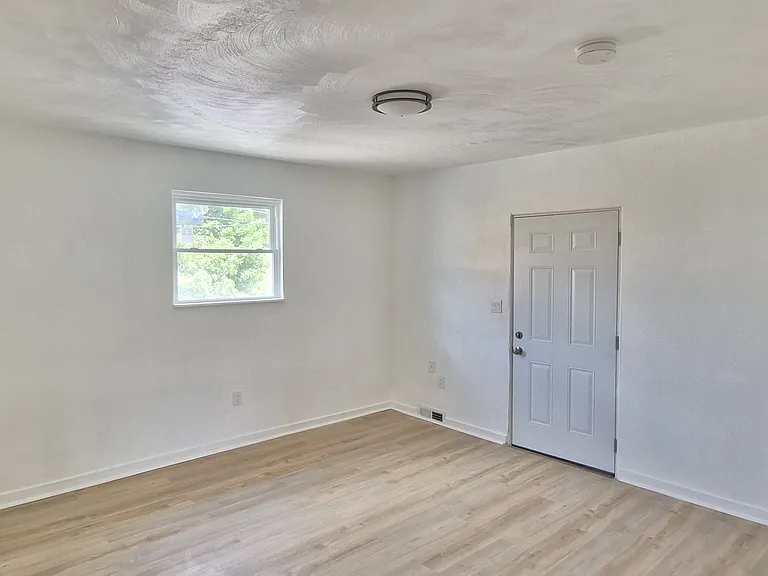 1025 Kenneth Ave #2 — Photo 2