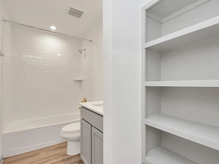 1114 Hughes Crossing Dr — Photo 5