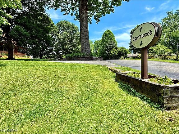 4th image of 19 Brettwood Dr