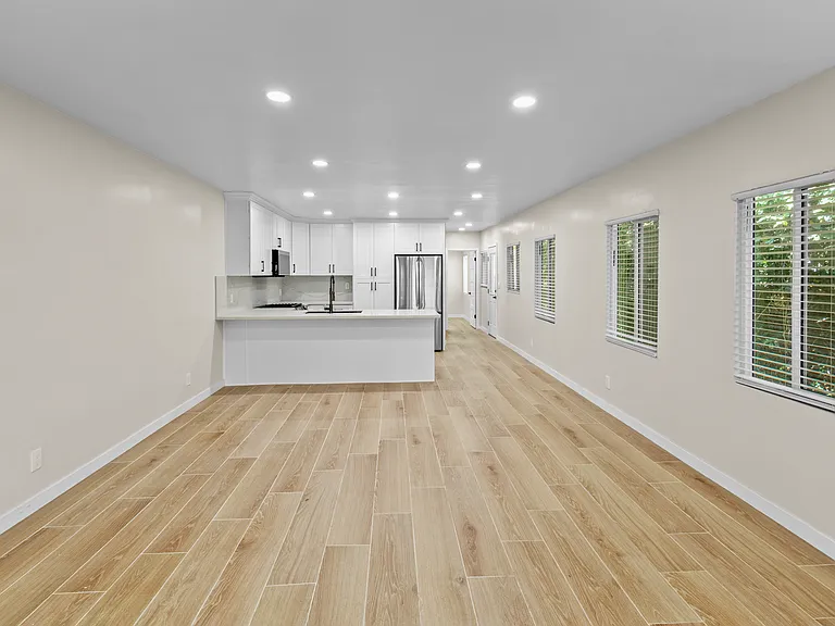 1615 W 39th Pl — Photo 2