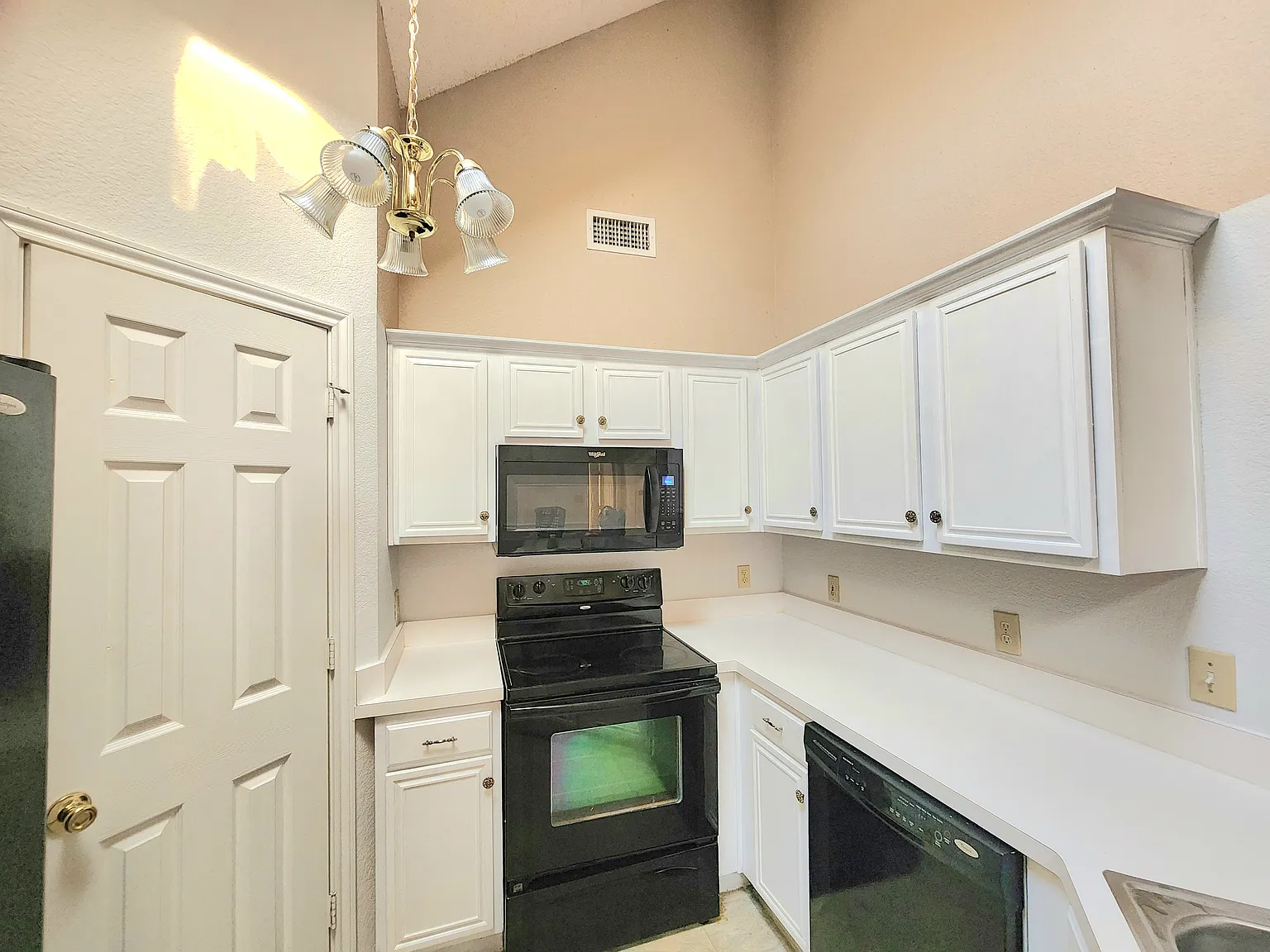 3 bed, 1384 sqft, $1,950 — Photo 3