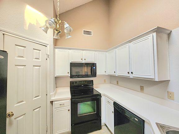 3rd image of 465 El Rio Dr