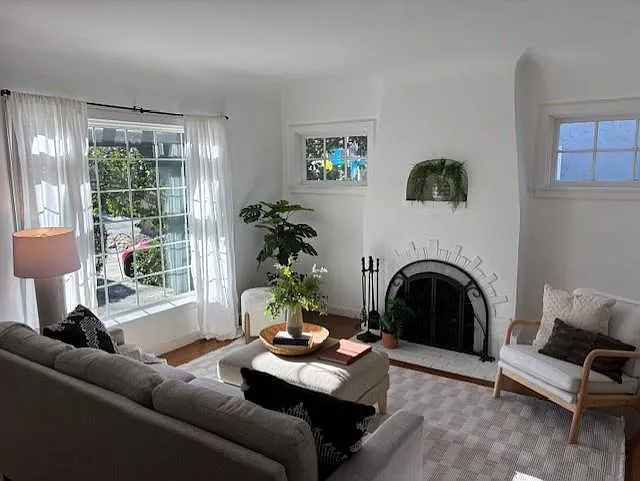 1825 Markham Way photo 1