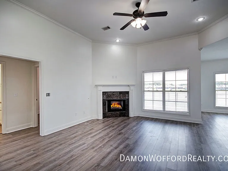 142 Lakeway Dr — Photo 5