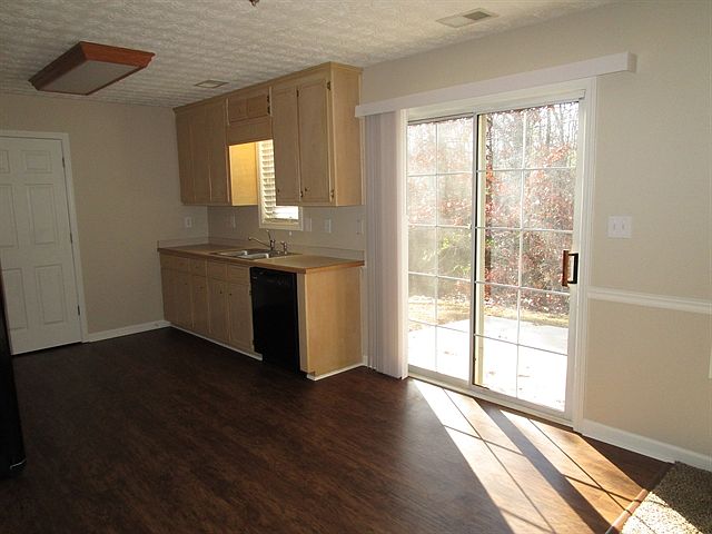 2nd image of 1833 Irving St NE