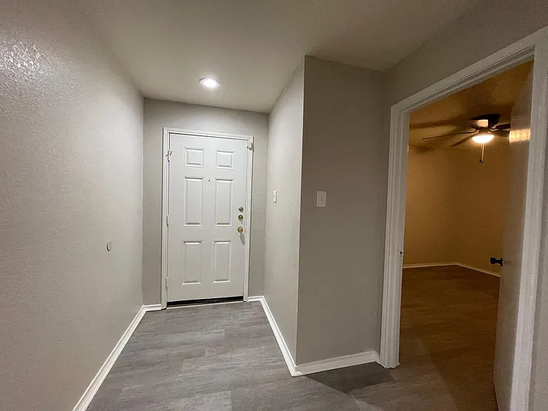 1512 Queens Brook Ln — Photo 2