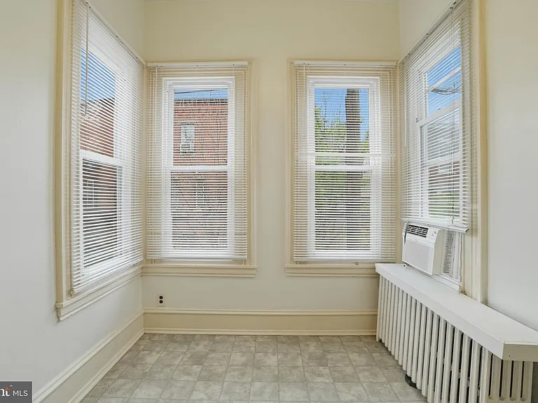 2441 Brown St #2R — Photo 10