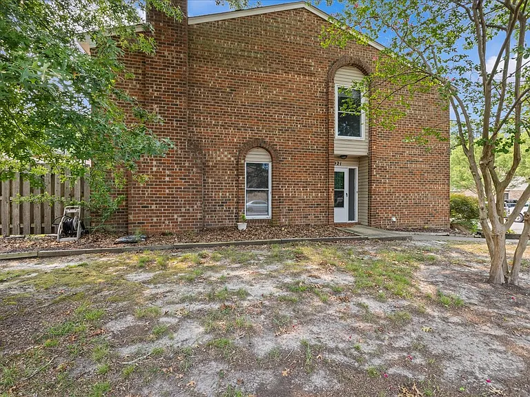5021 Clairmont Ct — Photo 2