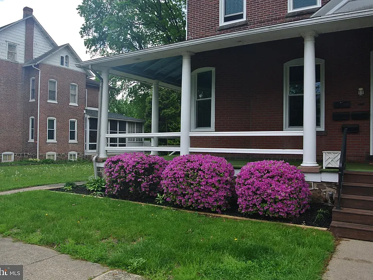 330 Broad St #2R — Photo 2