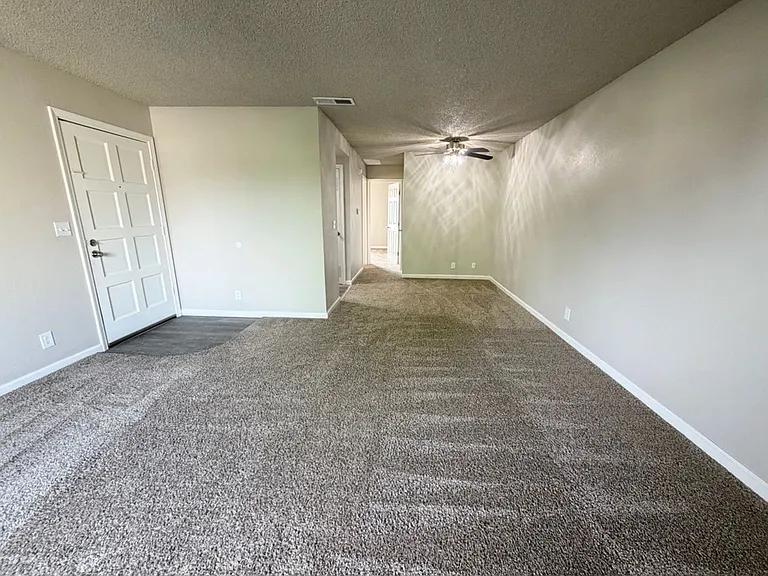 400 W Gettysburg Ave — Photo 11