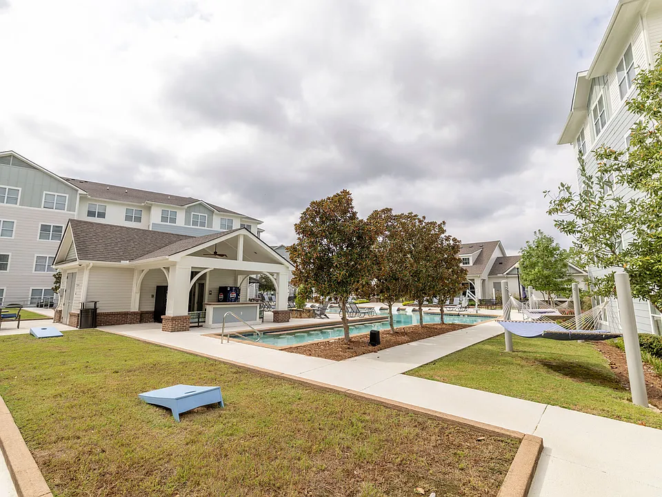 Make the most of student living at The Flatts Starkville with a resort-style pool, outdoor grilling stations, and a cozy fire pit lounge.