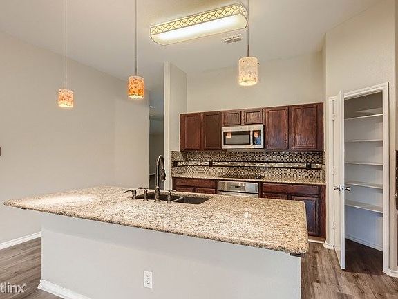 4th image of 924 Marble Creek Dr