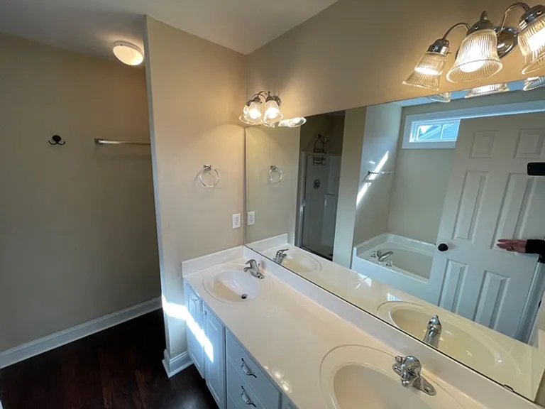 433 Holly Thorn Trce — Photo 30