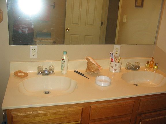 Double Vanities. Shower in Tub