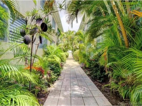 4740 Pine Tree Dr APT 25, Miami Beach, FL 33140