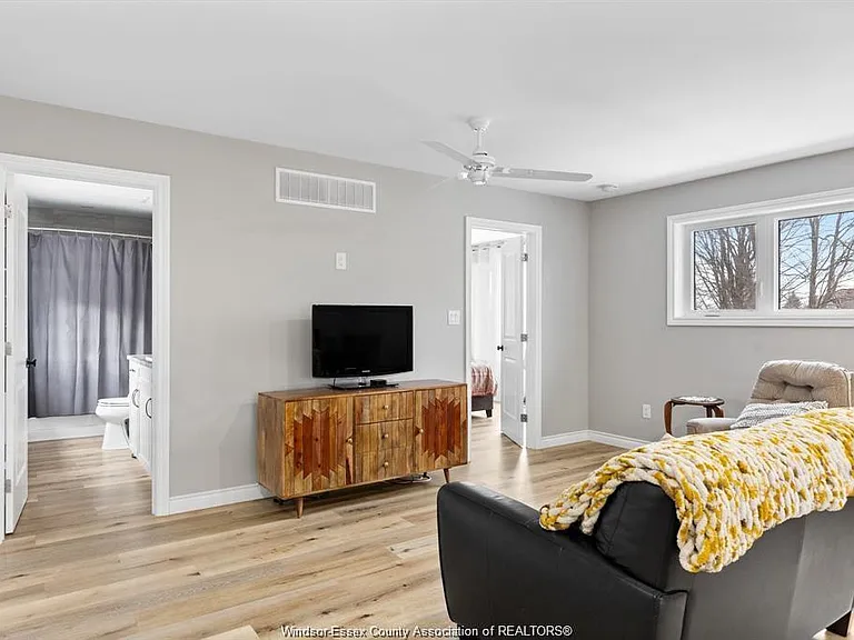 845 Old Tecumseh Rd #UPPER — Photo 6