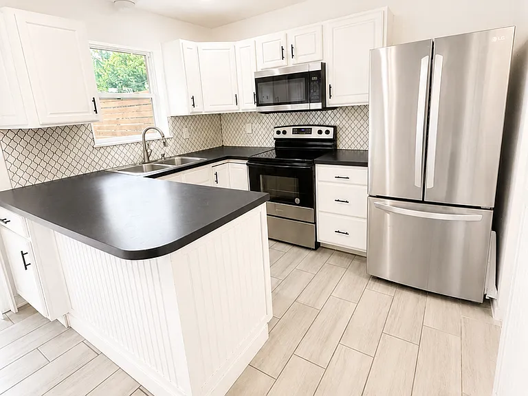 1002 Irving Dr — Photo 7