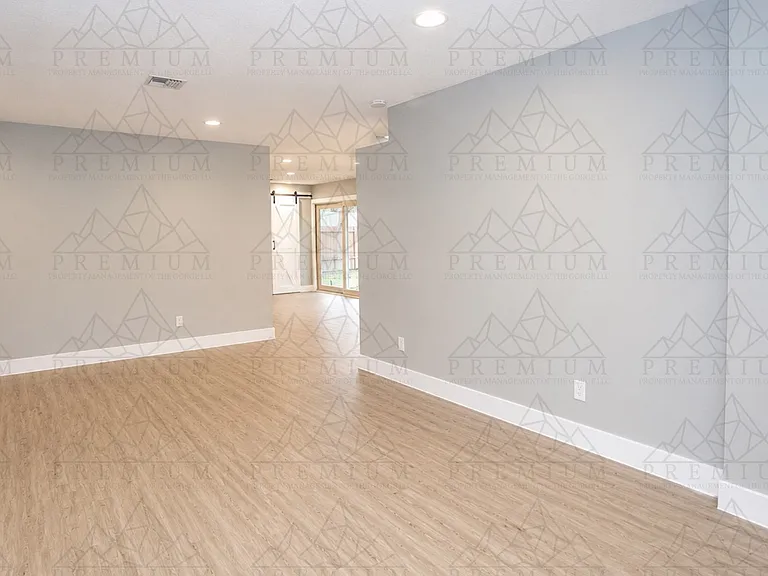 3504 Royal Crest Dr E — Photo 3