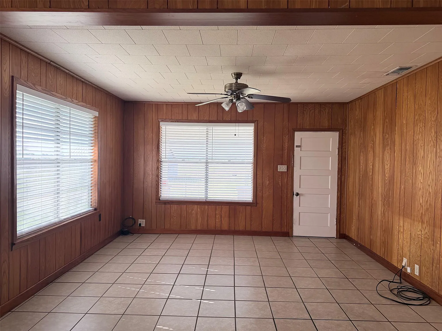 3 bed, 1.0 bath, 1324 sqft, $1,450 — Photo 3