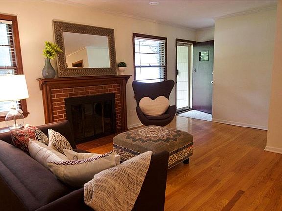 Beautiful original oak floors.