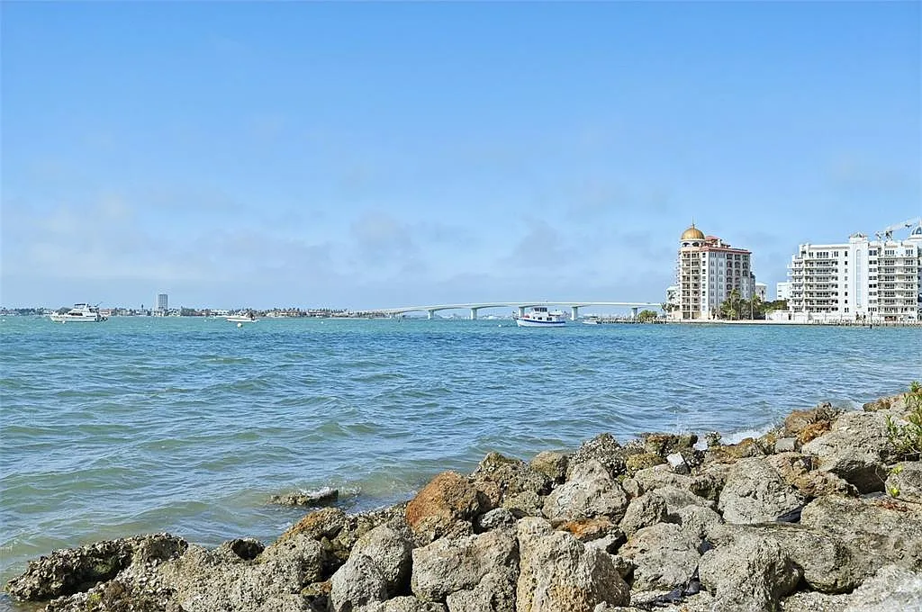 3 bed, 2.0 bath, 1808 sqft, $8,600 — Photo 2