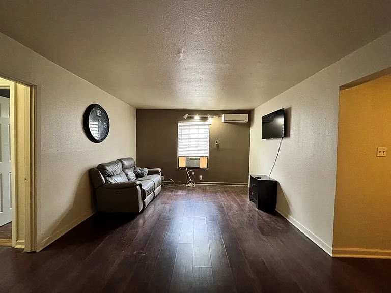 507 W Estes Ave #1 — Photo 3