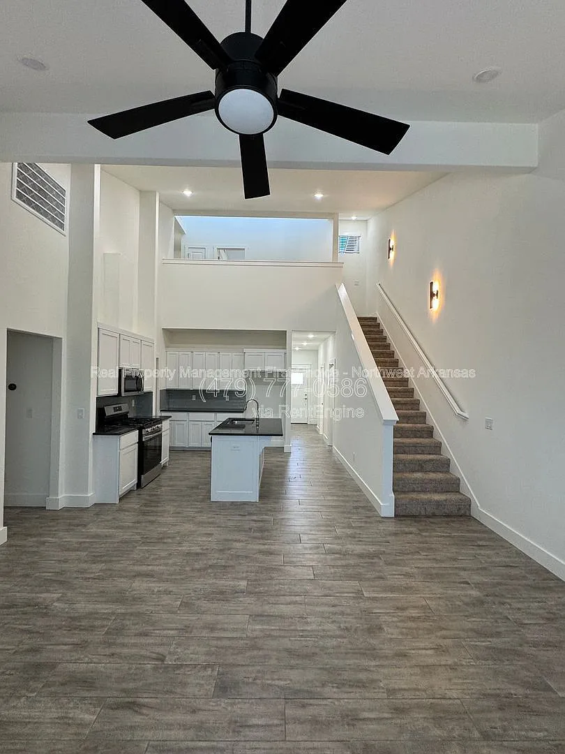3 bed, 2.5 bath, 1601 sqft, $1,700 — Photo 2