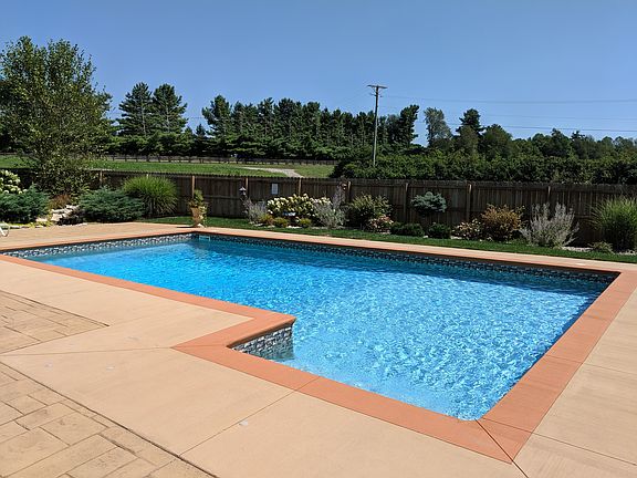 3rd image of 1093 Crestfield Ln