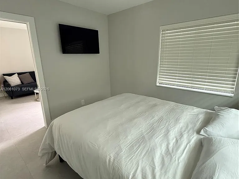 1050 NE 9th Ave #4 — Photo 6