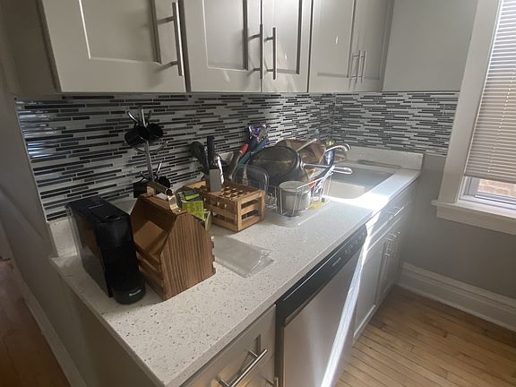 3rd image of 1036 N Marshfield Ave #2F