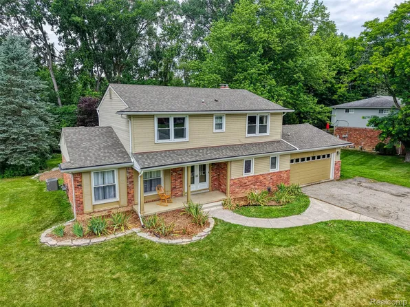 4276 Macqueen Dr, West Bloomfield, MI 48323