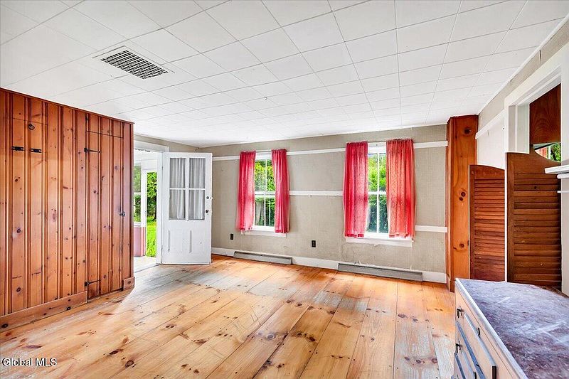 4th image of 104 Dutch Church Road