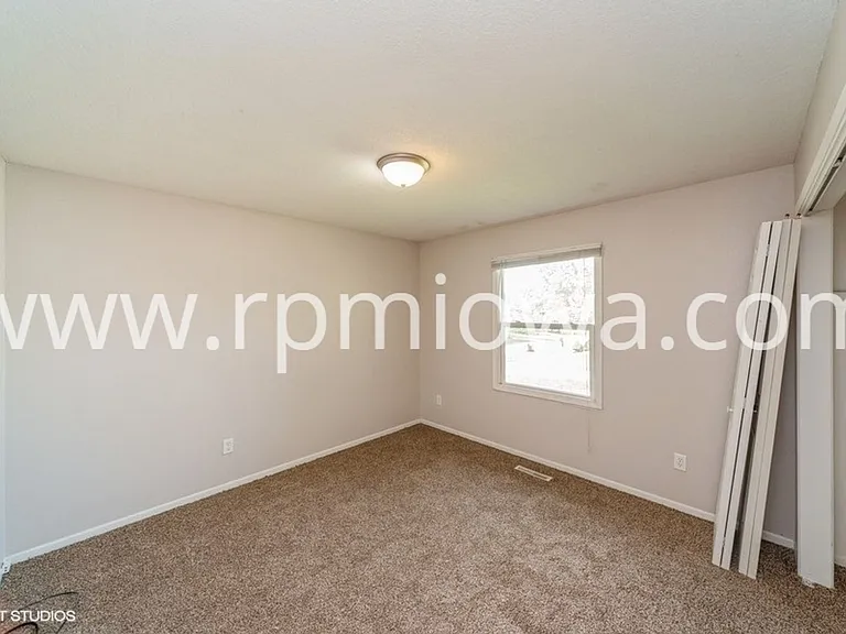 300 5th Ave NW — Photo 12