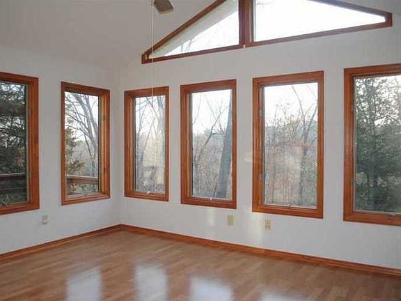 4th image of 38 Sandwick Dr