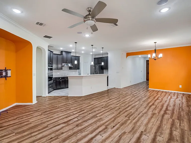 516 Ayinger Ln — Photo 5