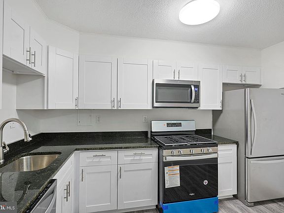 2nd image of 1300 Army Navy Dr APT 1006