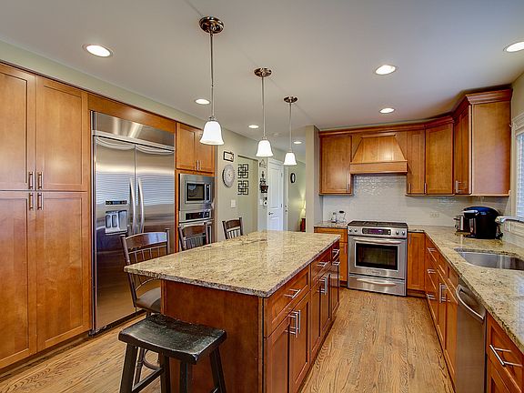 3rd image of 640 Lombardy Ln