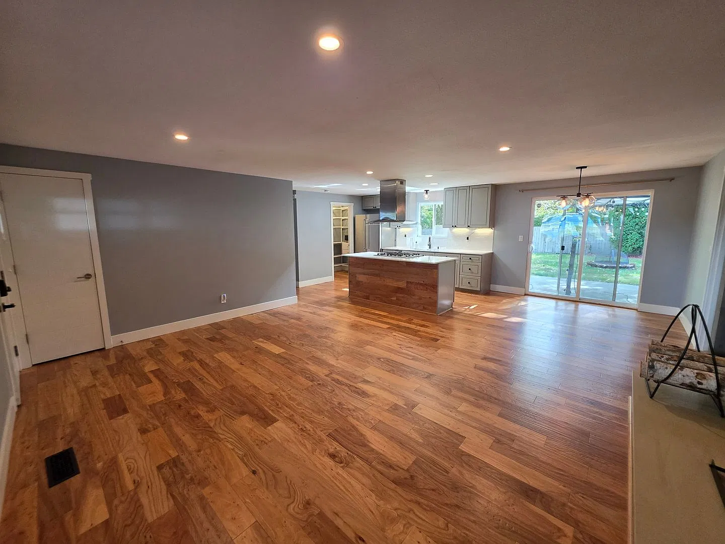 Spacious Silver Lake Rambler with Bonus Room — Photo 4