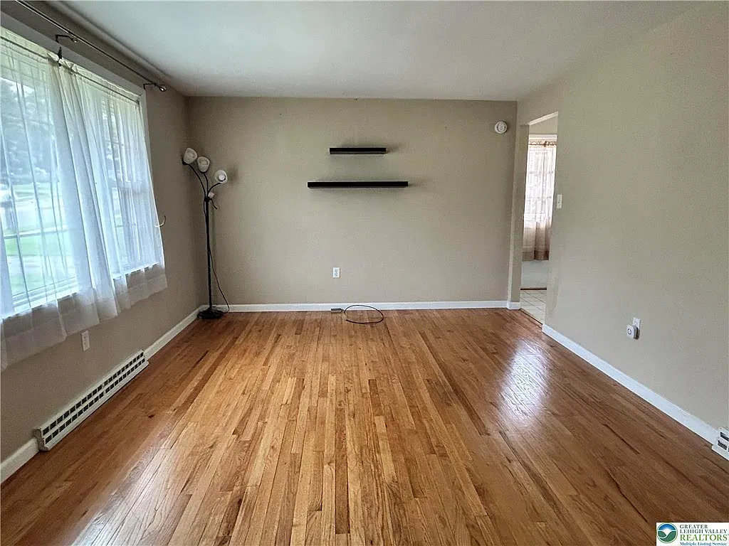 3 bed, 2.0 bath, 1384 sqft, $2,600 — Photo 3