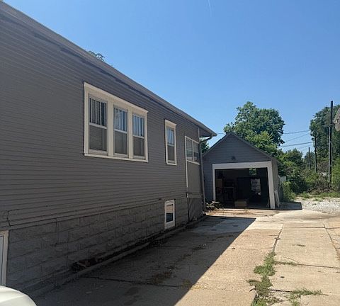 3rd image of 355 N 32nd St