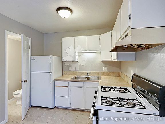 3rd image of 109 Peony St SW