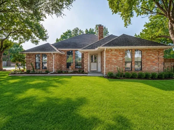 901 Winding Creek Trl, Red Oak, TX 75154