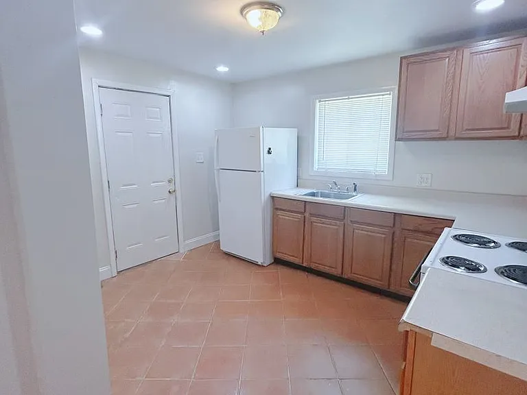 903 Price Ave — Photo 6