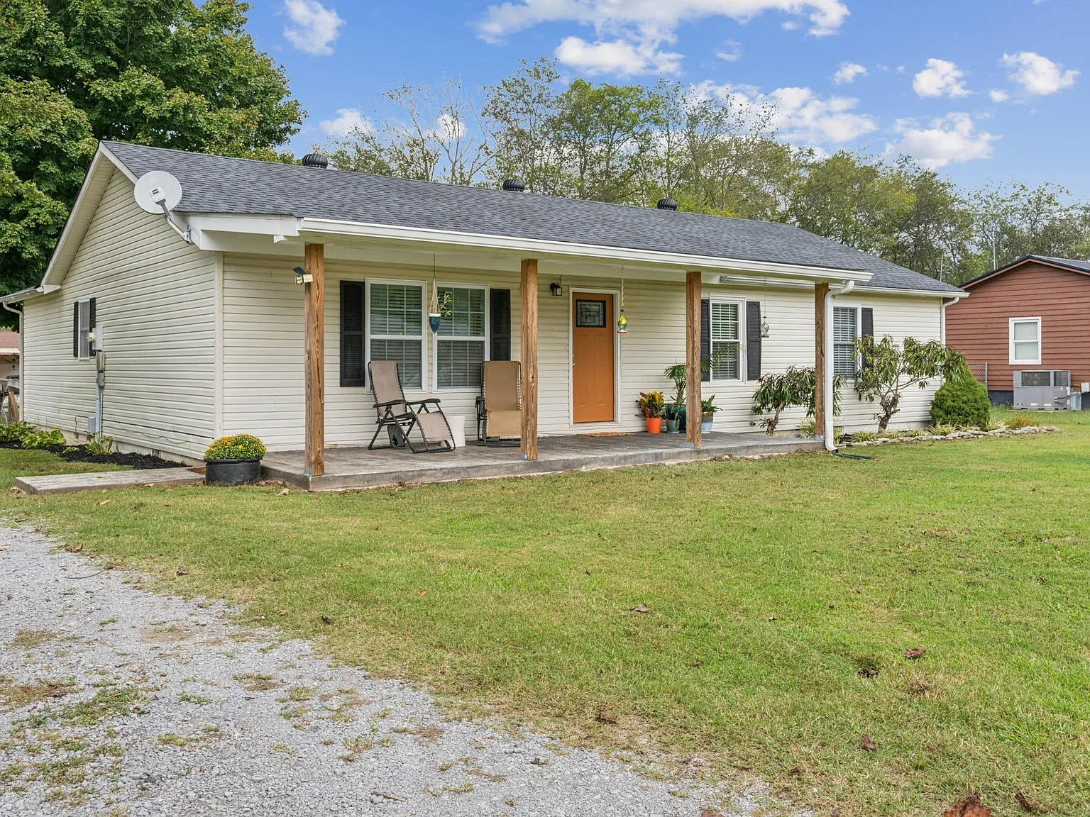 3 bed, 2.0 bath, 1640 sqft, $2,200 — Photo 2