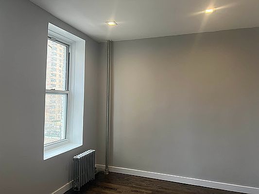 5th image of 318 E 106th St APT 10
